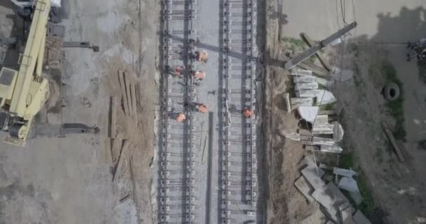 Útépítés villamosvágányokkal kereszteződésben, építési terület — Stock videók
