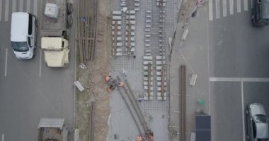 Tramvay raylarının kesiştiği yol, inşaat alanı