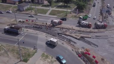 Tramvay raylarının kesiştiği yol, inşaat alanı
