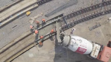 Tramvay raylarının kesiştiği yol, inşaat alanı