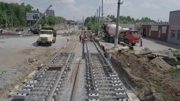 Rekonstruksi jalan dengan persimpangan rel trem, lokasi konstruksi — Stok Video