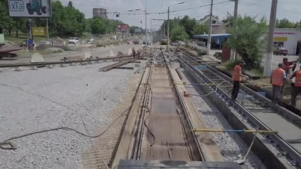 Reconstruction de routes avec intersection de rails de tramway, chantier de construction — Video