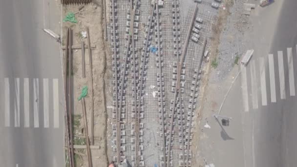 Reconstruction de routes avec intersection de rails de tramway, chantier de construction — Video