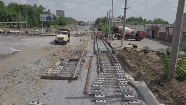 Reconstruction de routes avec intersection de rails de tramway, chantier de construction — Video