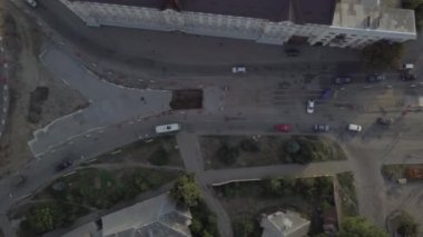 Tramvay raylarının kesiştiği yol, inşaat alanı