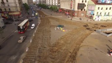 Tramvay raylarının kesiştiği yol, inşaat alanı