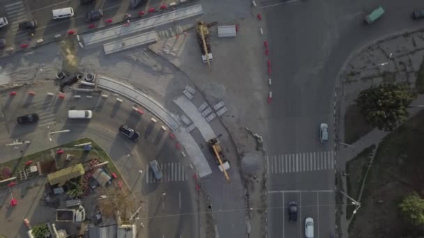 Реконструкция дороги с перекрестком трамвайных рельсов, строительная площадка — стоковое видео