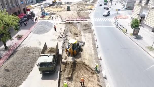 Reconstruction de routes avec intersection de rails de tramway, chantier de construction — Video