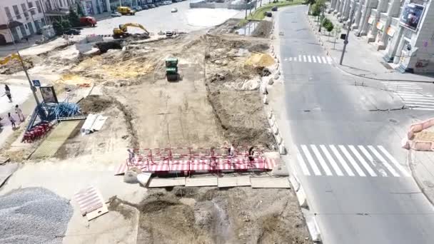 Reconstrucción de carreteras con intersección de rieles de tranvía, obras de construcción — Vídeos de Stock