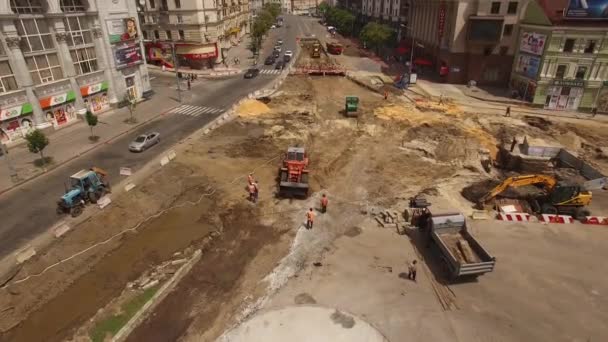 Przebudowa drogi z skrzyżowaniem szyn tramwajowych, plac budowy — Wideo stockowe