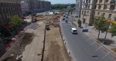 Tramvay raylarının kesiştiği yol, inşaat alanı