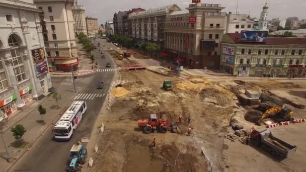 Rekonstrukce silnic s průsečíkem tramvajových kolejnic, staveniště — Stock video