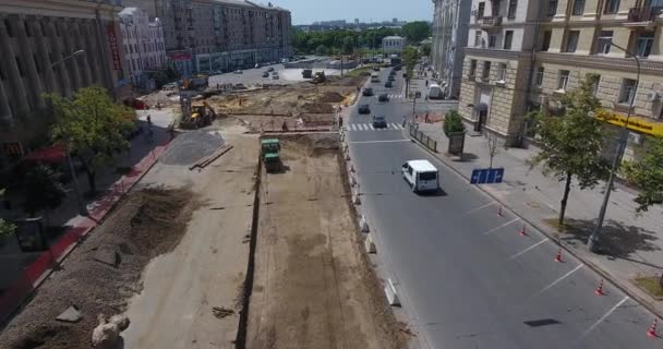 Reconstruction de routes avec intersection de rails de tramway, chantier de construction — Video