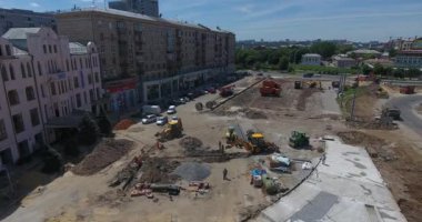 Tramvay raylarının kesiştiği yol, inşaat alanı