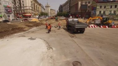 Tramvay raylarının kesiştiği yol, inşaat alanı