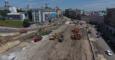 Tramvay raylarının kesiştiği yol, inşaat alanı