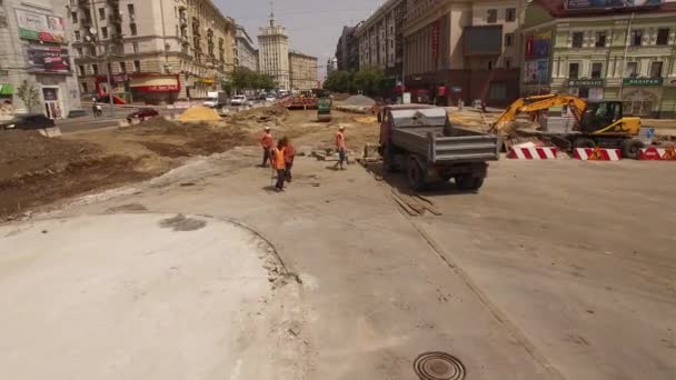 Útépítés villamosvágányokkal kereszteződésben, építési terület — Stock videók