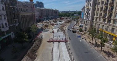 Tramvay raylarının kesiştiği yol, inşaat alanı