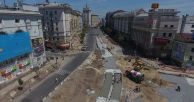 Tramvay raylarının kesiştiği yol, inşaat alanı