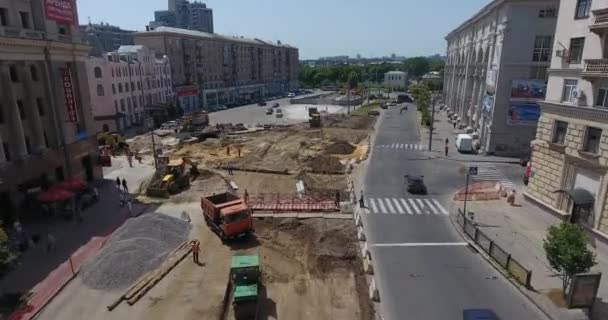 Wegenbouw met tramrails kruispunt, bouwplaats — Stockvideo