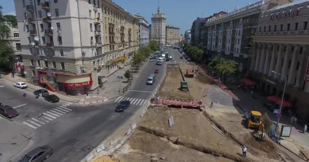 Reconstrucción de carreteras con intersección de rieles de tranvía, obras de construcción — Vídeo de stock