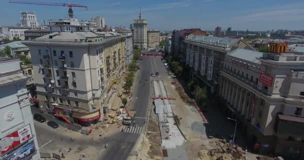 Reconstrucción de carreteras con intersección de rieles de tranvía, obras de construcción — Vídeo de stock