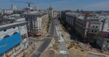 Tramvay raylarının kesiştiği yol, inşaat alanı