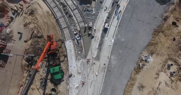 Reconstrucción de carreteras con intersección de rieles de tranvía, obras de construcción — Vídeos de Stock