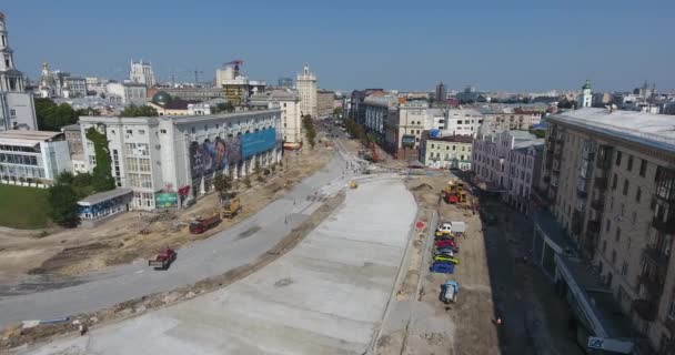 Reconstrucción de carreteras con intersección de rieles de tranvía, obras de construcción — Vídeos de Stock