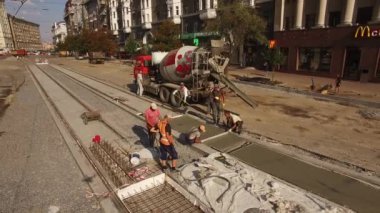 Tramvay raylarının kesiştiği yol, inşaat alanı