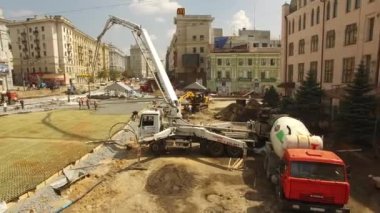 Tramvay raylarının kesiştiği yol, inşaat alanı