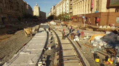 Tramvay raylarının kesiştiği yol, inşaat alanı