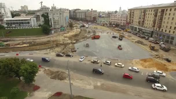 Reconstrucción de carreteras con intersección de rieles de tranvía, obras de construcción — Vídeo de stock