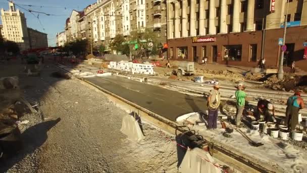 Tramvay raylarının kesiştiği yol, inşaat alanı — Stok video