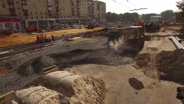 Reconstrucción de carreteras con intersección de rieles de tranvía, obras de construcción — Vídeo de stock