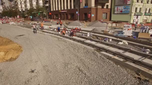 Reconstruction de routes avec intersection de rails de tramway, chantier de construction — Video