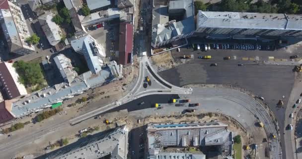 Asfalto espalhando máquina e rolo de vibração na estrada de pavimento obras aéreas — Vídeo de Stock