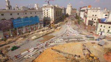 Tramvay raylarının kesiştiği yol, inşaat alanı