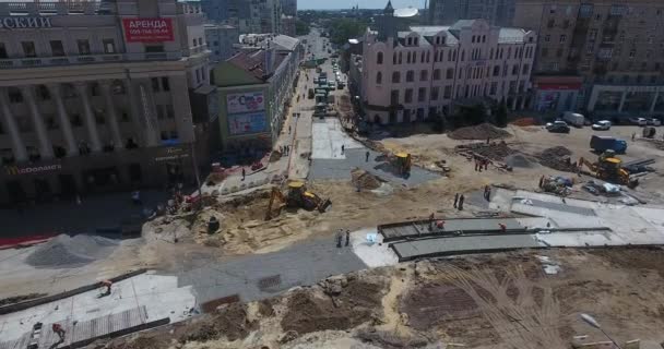 Reconstrucción de carreteras con intersección de rieles de tranvía, obras de construcción — Vídeo de stock