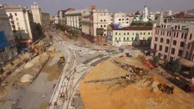Tramvay raylarının kesiştiği yol, inşaat alanı