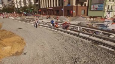 Tramvay raylarının kesiştiği yol, inşaat alanı