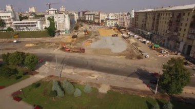 Tramvay raylarının kesiştiği yol, inşaat alanı