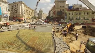 Tramvay raylarının kesiştiği yol, inşaat alanı