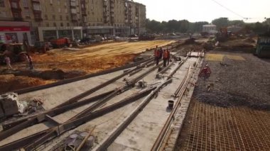 Tramvay raylarının kesiştiği yol, inşaat alanı