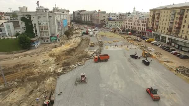 Reconstruction de routes avec intersection de rails de tramway, chantier de construction — Video