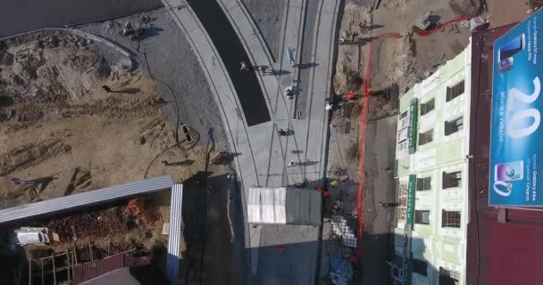 Asfalto espalhando máquina e rolo de vibração na estrada de pavimento obras aéreas — Vídeo de Stock