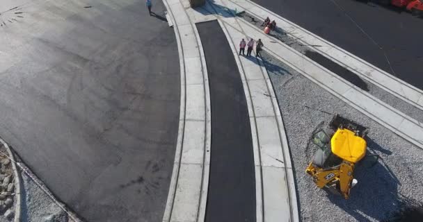 Asfalto espalhando máquina e rolo de vibração na estrada de pavimento obras aéreas — Vídeo de Stock