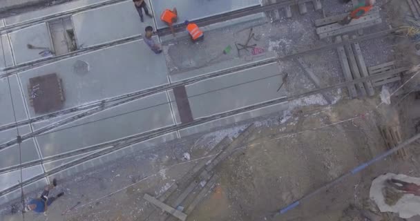 Straßensanierung mit Straßenbahnkreuzung, Baustelle — Stockvideo