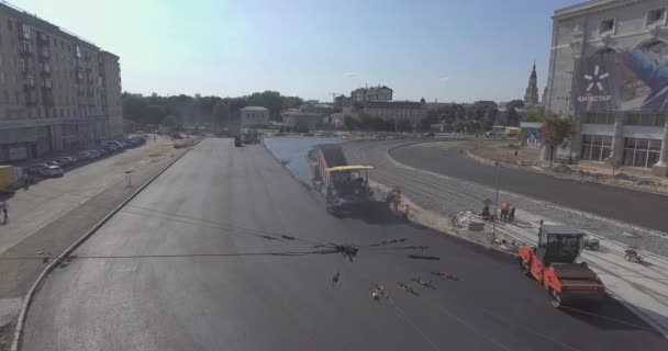 Asfalto espalhando máquina e rolo de vibração na estrada de pavimento obras aéreas — Vídeo de Stock