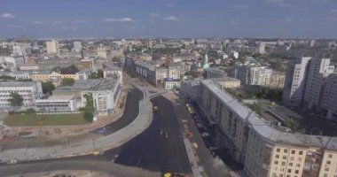 Asfalt, kaldırım yolunda makine ve titreşim silindiri yayıyor.